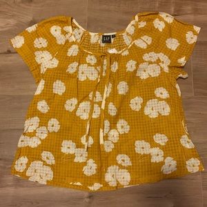 GAP women’s flowy top with floral design!